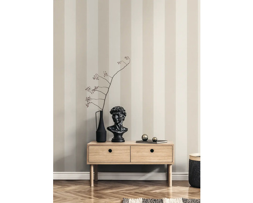 Decoratieve woonkamer met gestreept behang, houten dressoir, vaas, hoofdsculptuur en decoratie