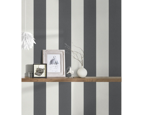 Wanddecoratie met gestreept behang, wandplank en decoraties