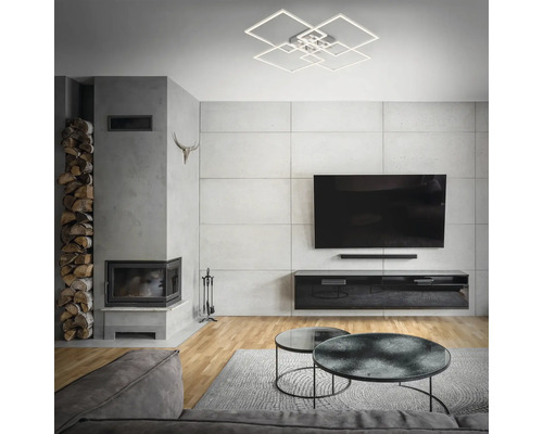 Woonkamer met open haard, televisie en moderne plafondlamp