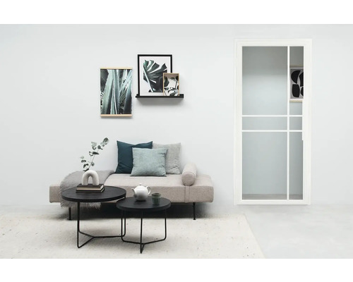 Woonkamer met sofa, salontafels en decoratieve elementen