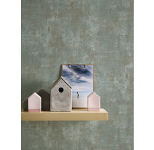 Decoratieve huizen en een foto op een plank voor een wand met patroon