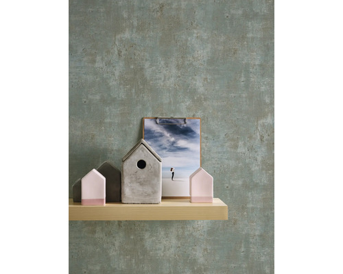 Decoratieve huizen en een foto op een plank voor een wand met patroon
