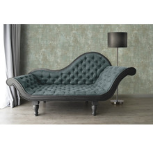 Chaise longue met knoophechting en staande lamp in de kamer