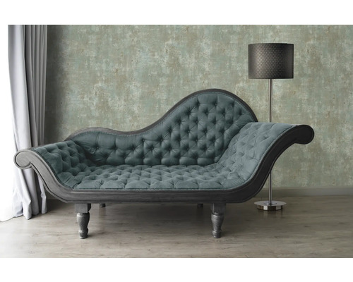 Chaise longue met knoophechting en staande lamp in de kamer