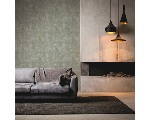 Woonkamer met bank, deken, behang, open haard en hanglampen