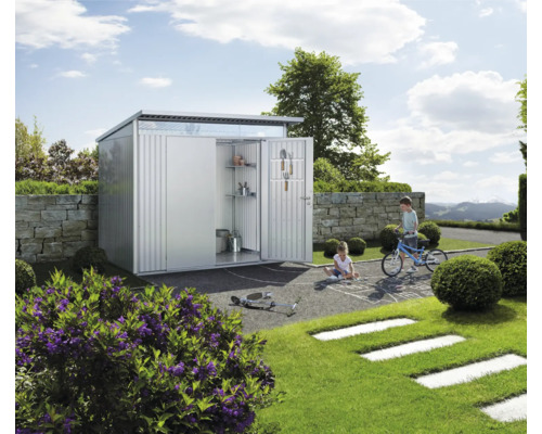 Tuinscene met gereedschapsschuur, spelende kinderen en tuingereedschap