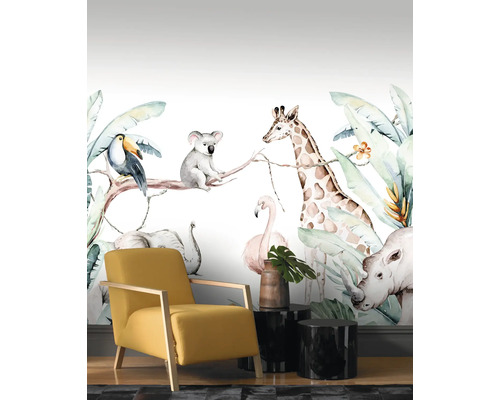 Wandafbeelding met dieren zoals een giraffe, koala en neushoorn in jungle stijl achter een gele fauteuil