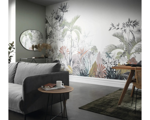 Woonkamer met tropisch plantenfotobehang, bank, tafel en spiegel