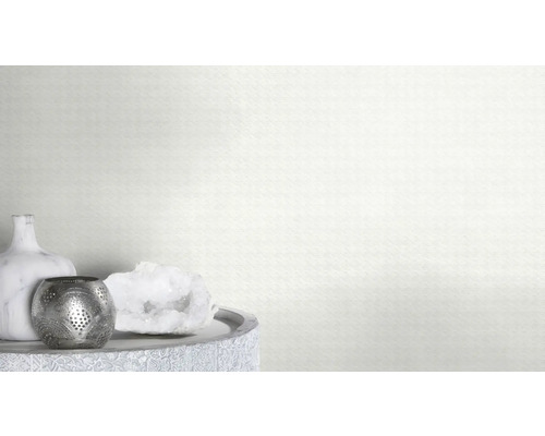 Decoratieve elementen op een tafel voor een muur met een driehoekig patroon