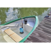 Een Gardena vuilwaterpomp met accu bevindt zich in een boot.