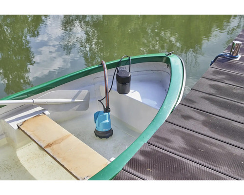 Een Gardena vuilwaterpomp met accu bevindt zich in een boot.