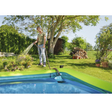 Scene van een man die een zwembad vult met een tuinslang.