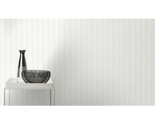 Lichte muur met behang, met een vaas en een schaal op een tafel