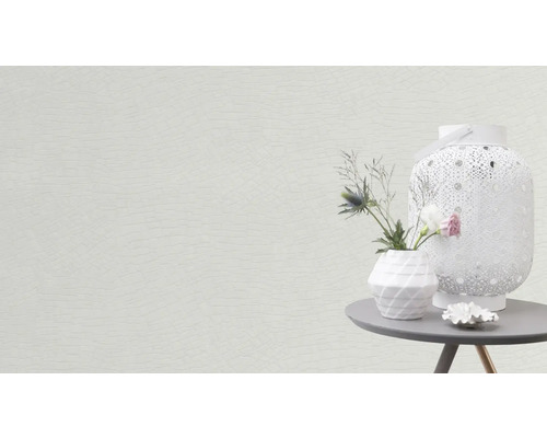 Decoratieve scène met behang, tafel, lantaarn en bloemenvaas