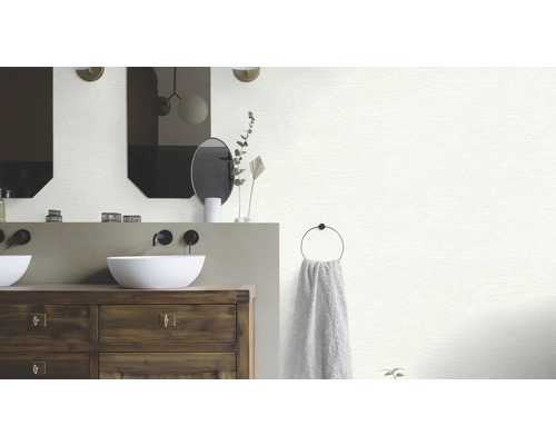 Lichte badkamer met dubbele wastafel en spiegel