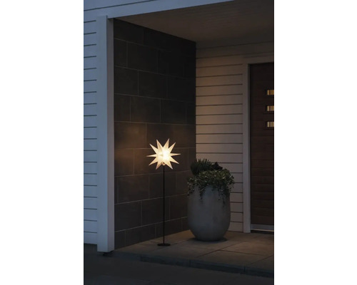 Verlichte ster als decoratie voor een huismuur.