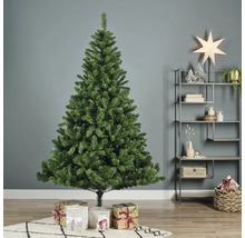 Kunstmatige groene kerstboom met geschenken in de woonkamer.
