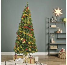 Versierde kerstboom met cadeaus in de woonkamer