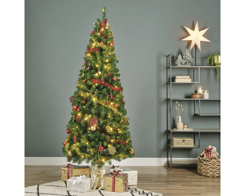 Versierde kerstboom met cadeaus in de woonkamer