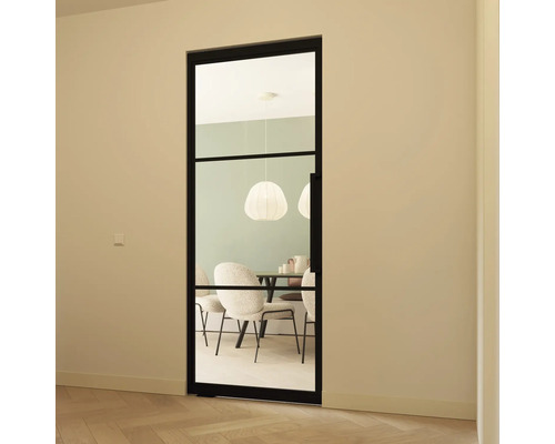 Schuifdeur met glasvulling en zwart frame in een moderne woonkamer