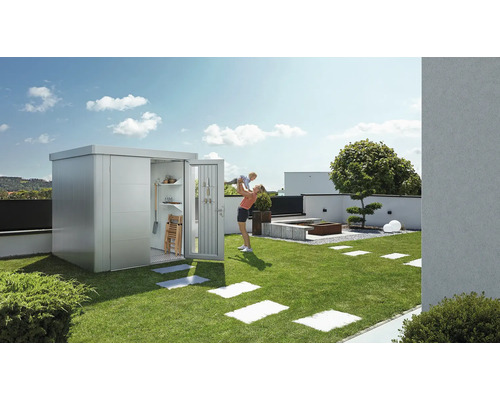 Tuinscène met tuinhuis, moeder en kind op gazon