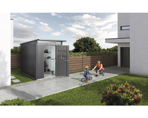Tuinscene met metalen tuinhuis, moeder en kind met fiets