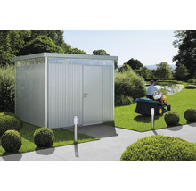 Tuinscene met tuinhuis en grasmaaier