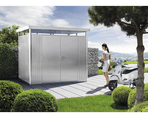 Metalen tuinhuis met vrouw en scooter in de tuin