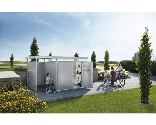 Familie voor metalen gereedschapsschuur met fietsen en speelgoed