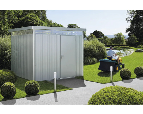 Tuin met tuinhuis, grasmaaier en vijver