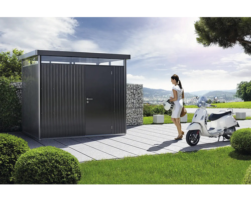 Metalen tuinhuis met vrouw en scooter in de tuin