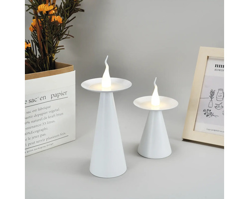 Twee witte LED-kaarsenhouders met bloemen en fotolijst
