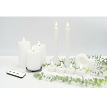 Decoratieve ledkaarsen met afstandsbediening op een tafel
