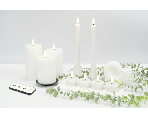 Decoratieve ledkaarsen met afstandsbediening op een tafel
