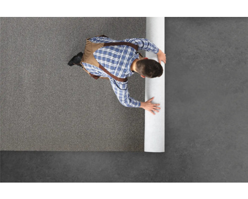 Man legt vloerbedekking in een kamer