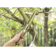 Een hand houdt een multifunctioneel tuingereedschap met houten handvat vast