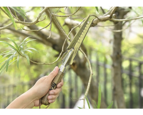 Een hand houdt een multifunctioneel tuingereedschap met houten handvat vast