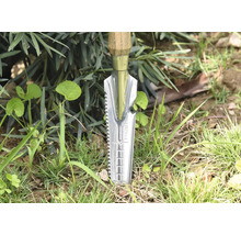 Tuingereedschap met houten handvat en roestvrijstalen schep in het gras