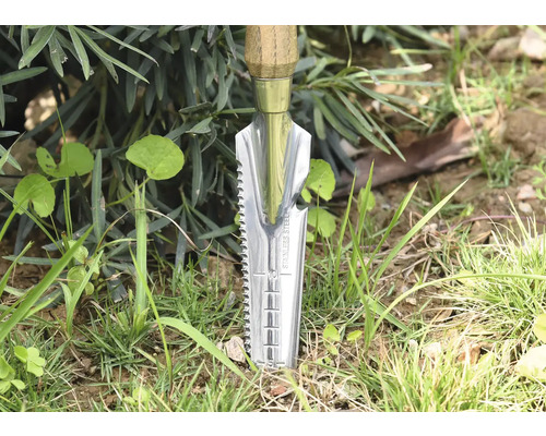 Tuingereedschap met houten handvat en roestvrijstalen schep in het gras