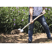 Persoon met spade in tuin die grond omspit