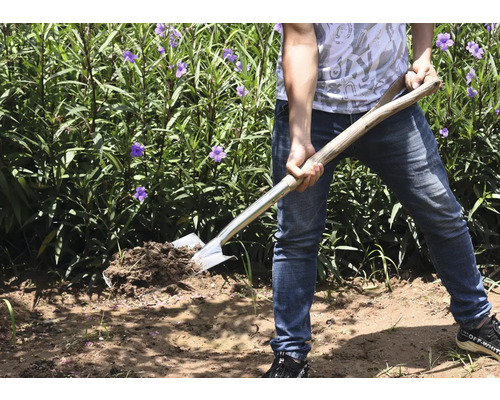 Persoon met spade in tuin die grond omspit