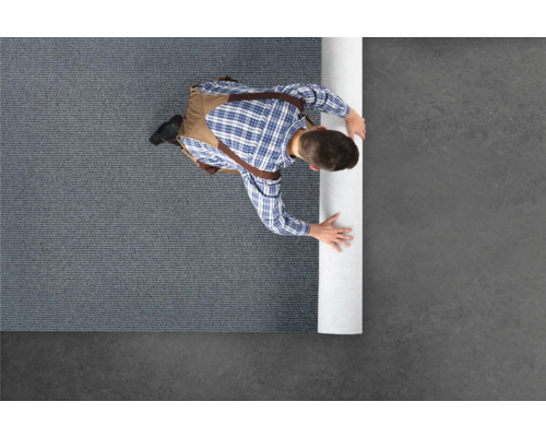 Man rolt tapijt uit.