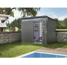 Tuinscene met metalen tuinhuis, gedeeltelijk geopend met tuingereedschap en planken.