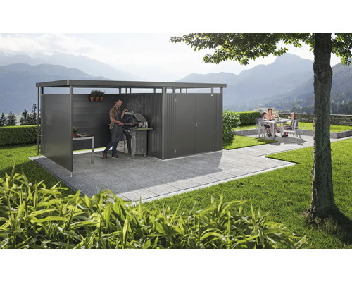 Moderne tuinlounge met barbecueplaats en zithoek op een betegeld terras