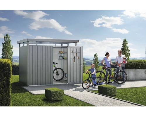 Metalen fietsbox met familie en fietsen in de tuin