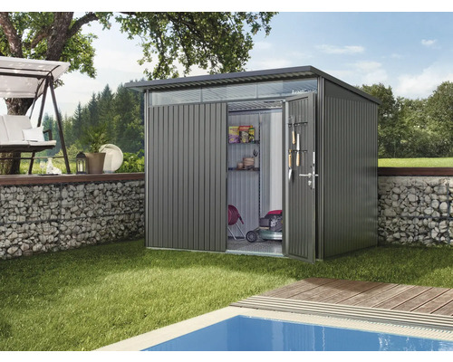 Tuinscene met metalen tuinhuis, gedeeltelijk geopend, met tuingereedschap en grasmaaier