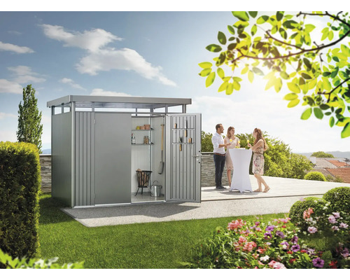 Metalen tuinkast met open deuren en feestende mensen in de tuin