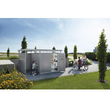 Gezin met fietsen en scooters voor tuinhuis in de tuin.