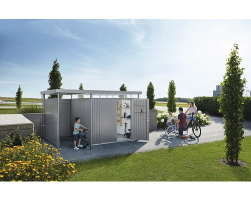 Gezin met fietsen en scooters voor tuinhuis in de tuin.