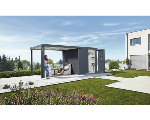 Modern ontworpen tuin met paviljoen, tuinhuis en ontspannen mensen